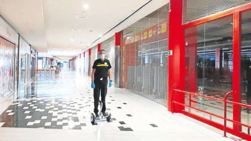 El híper de Eroski cerró definitivamente sus puertas el pasado 8 de abril. Imagen del Centro Comercial El Mirador el lunes, con el Eroski cerrado (Foto C7)